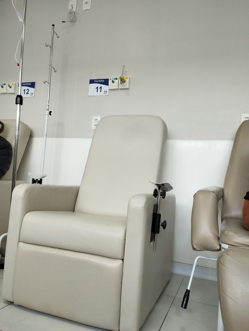 Hospital Santa Terezinha de Erechim recebe novas poltronas para a sala de aplicação de medicamentos do Pronto Socorro