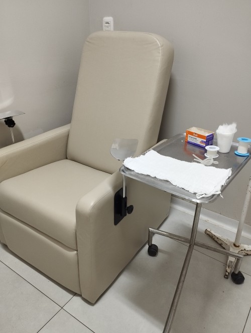 Hospital Santa Terezinha de Erechim recebe novas poltronas para a sala de aplicação de medicamentos do Pronto Socorro